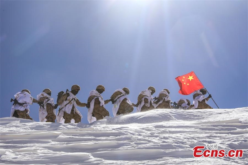 Tibet : des soldats patrouillent sur le plateau enneigé