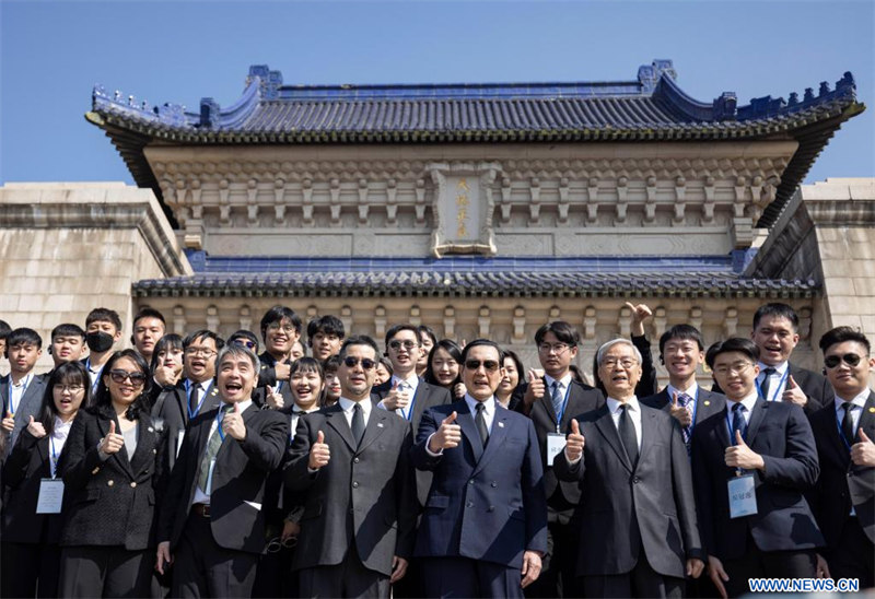 L'ancien dirigeant de Taiwan Ma Ying-jeou visite le mausolée de Sun Yat-sen à Nanjing