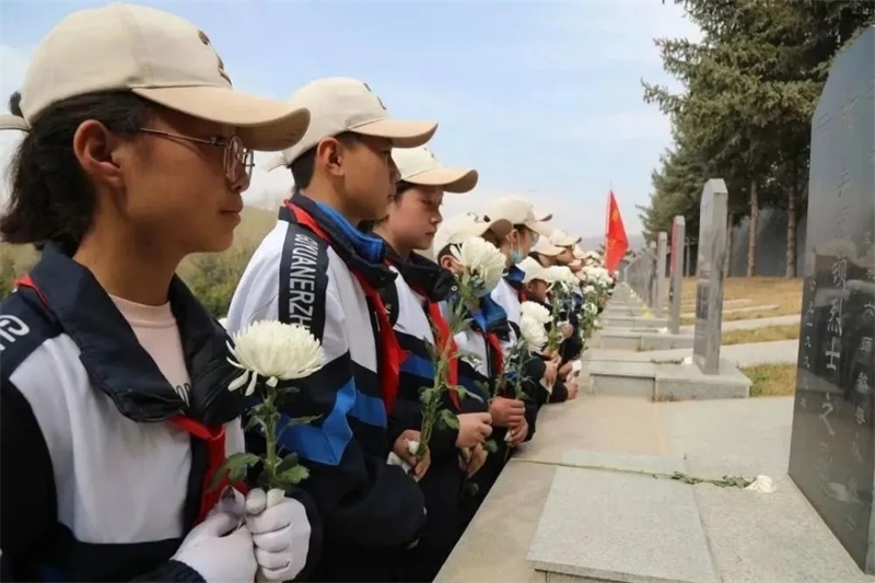 Qinghai : des lycéens rendent hommage aux martyrs après une randonnée de 54 km