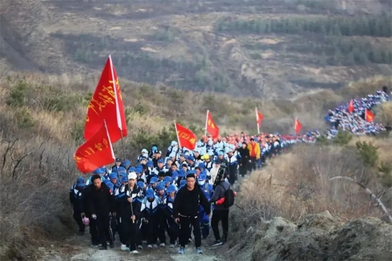 Qinghai : des lycéens rendent hommage aux martyrs après une randonnée de 54 km