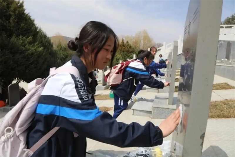 Qinghai : des lycéens rendent hommage aux martyrs après une randonnée de 54 km