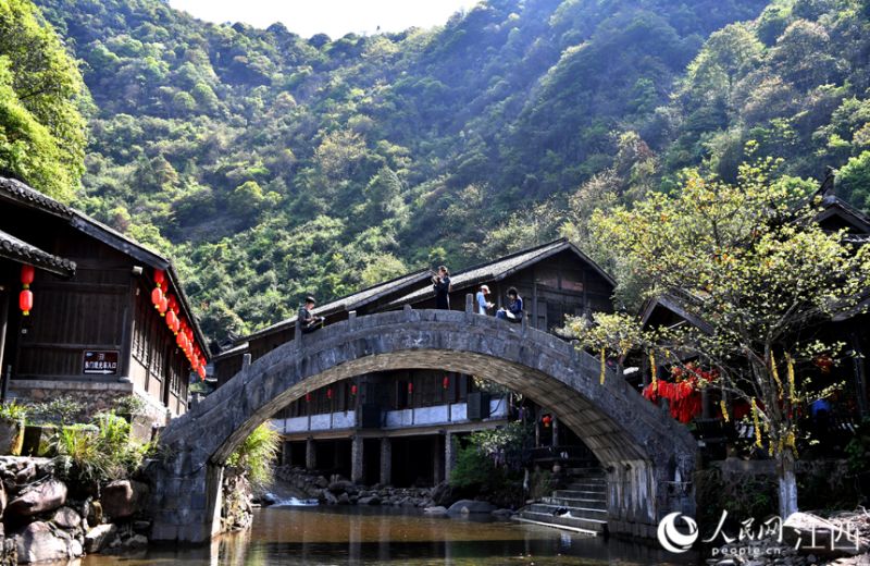 Jiangxi : les beaux paysages à Zixi stimulent ? l'économie du croquis ?