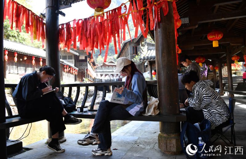 Jiangxi : les beaux paysages à Zixi stimulent ? l'économie du croquis ?