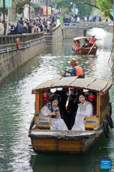 Les touristes?profitent?du?Festival Qingming dans toute la Chine