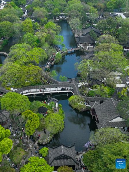 Les touristes?profitent?du?Festival Qingming dans toute la Chine