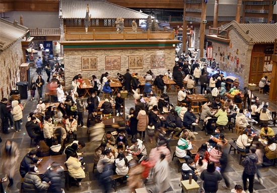 Un restaurant dans le district de Zhongmu, à Zhengzhou, capitale de la province chinoise du Henan (centre), le 31 décembre 2022. (Photo : Li An)