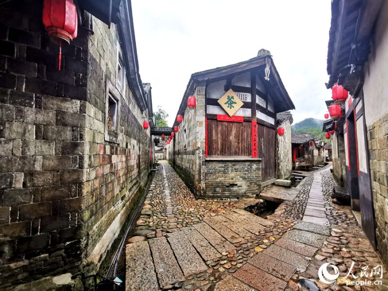 Fujian : le paysage d'un vieux village Hakka après une pluie printanière à Longyan