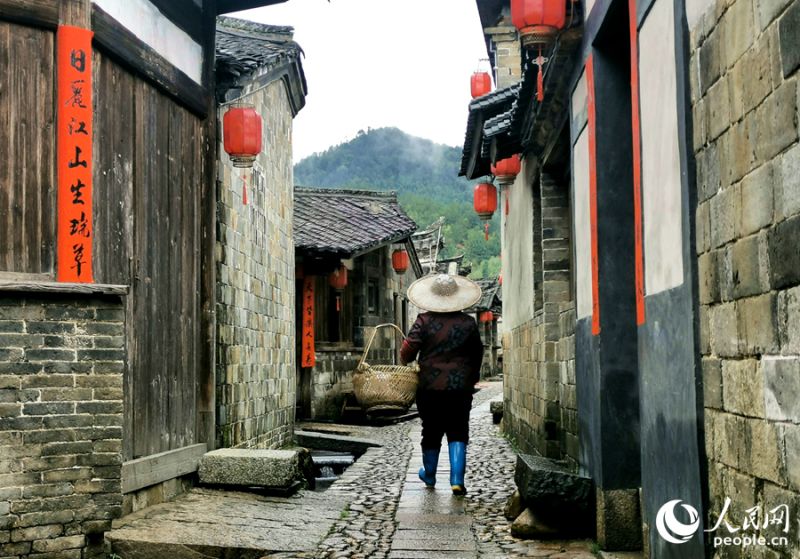 Fujian : le paysage d'un vieux village Hakka après une pluie printanière à Longyan