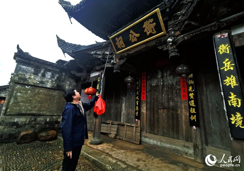 Fujian : le paysage d'un vieux village Hakka après une pluie printanière à Longyan