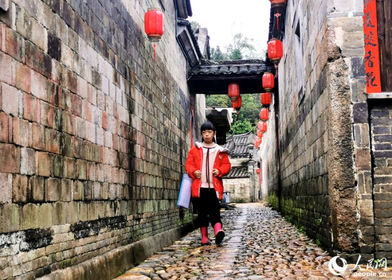 Fujian : le paysage d'un vieux village Hakka après une pluie printanière à Longyan