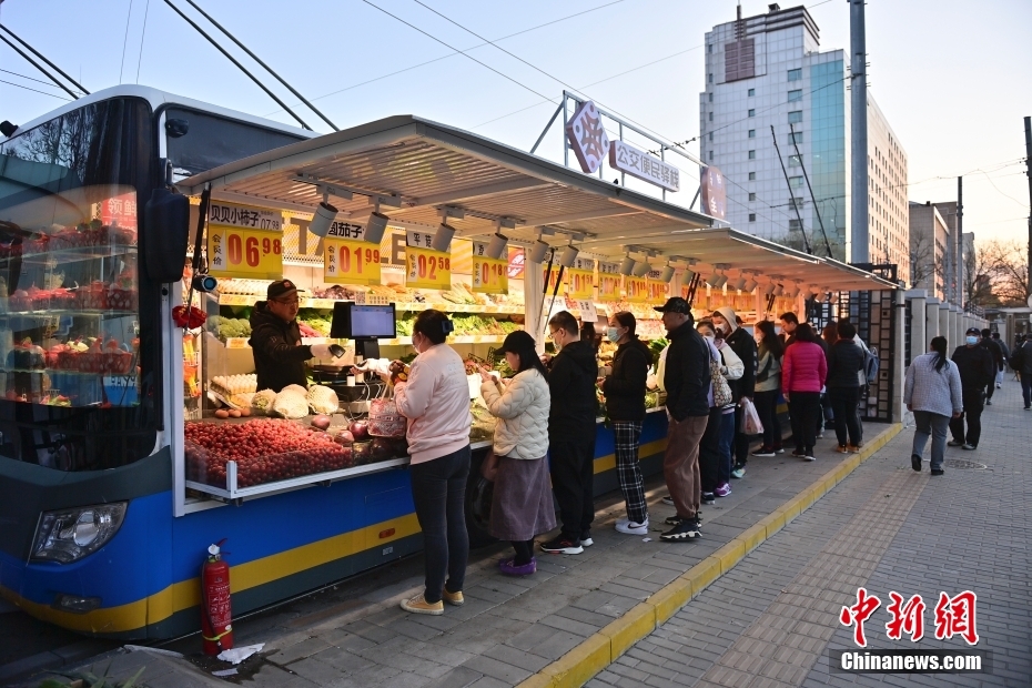 Beijing : des habitants font leurs courses au?? bus poste de commodité??