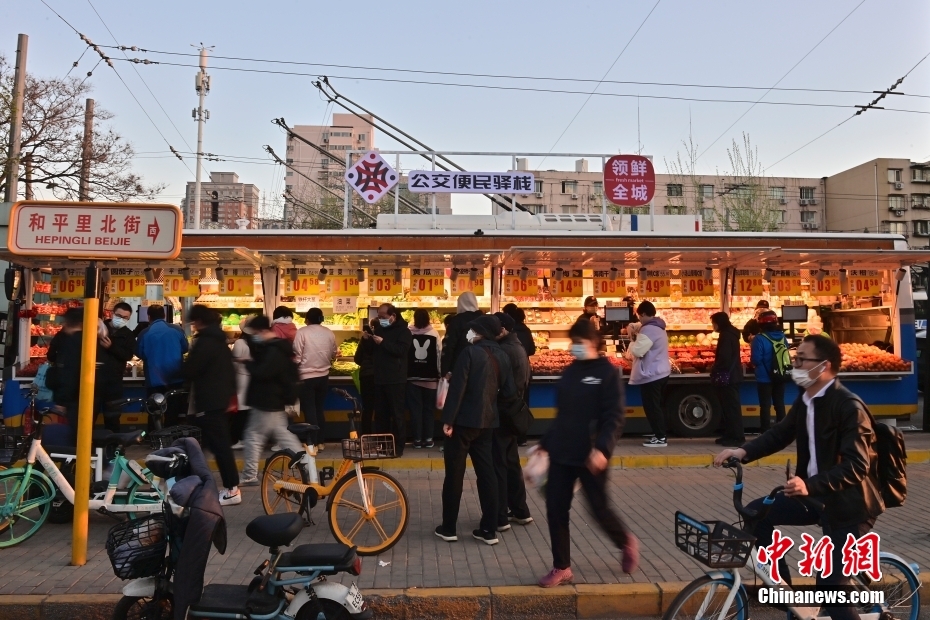 Beijing : des habitants font leurs courses au?? bus poste de commodité??