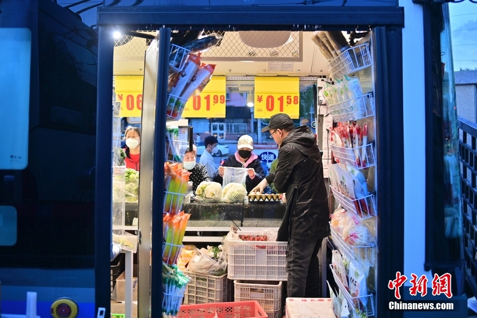 Beijing : des habitants font leurs courses au?? bus poste de commodité??