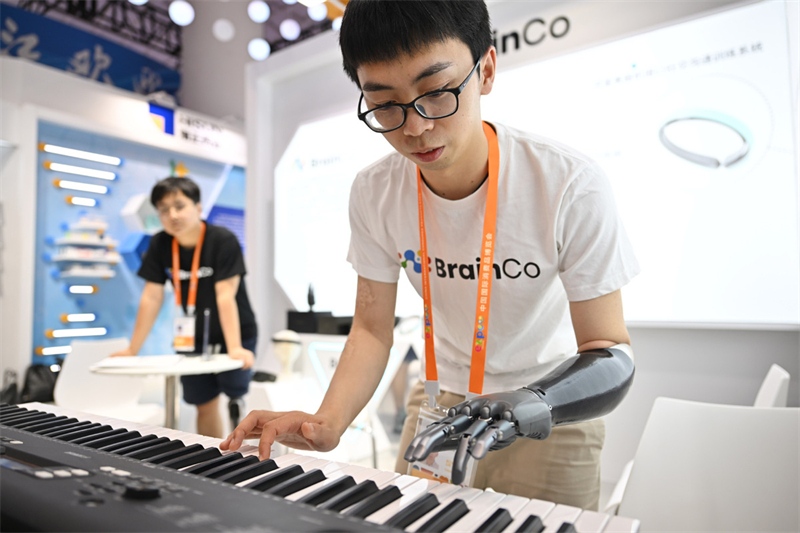 Les produits verts et de haute technologie brillent à l'exposition des produits de consommation à Hainan