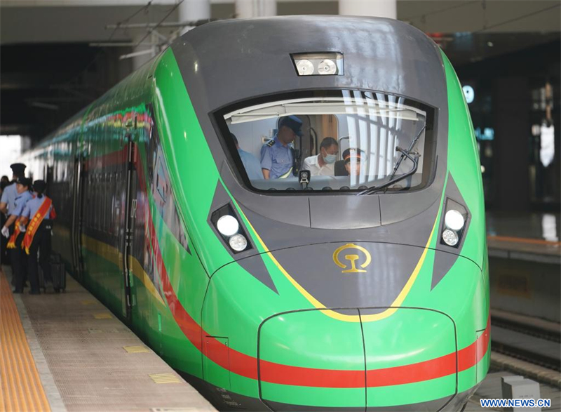 Début des services transfrontaliers de transport de passagers du chemin de fer Chine-Laos