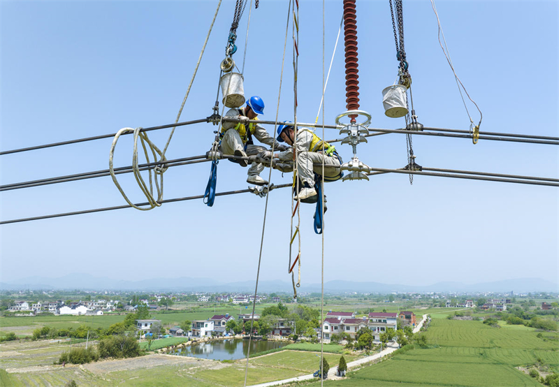 Anhui : l'entretien de la ligne UHV de la ligne principale de transmission d'électricité Ouest-Est à Wuwei