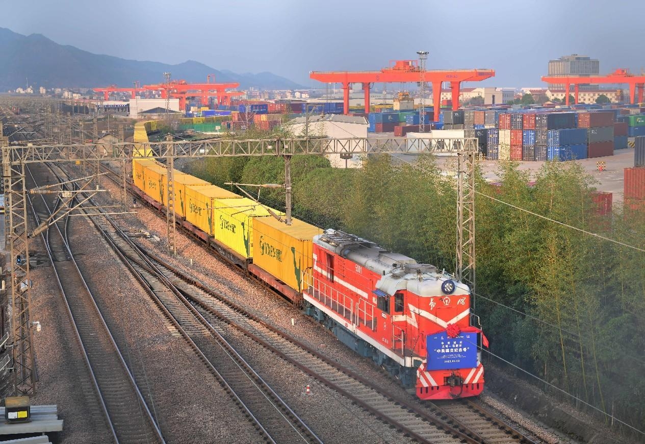 Le 9 mars 2023, un train de fret Chine-Europe entièrement chargé part de Yiwu, dans la province du Zhejiang (dans l'est de la Chine) et se dirige vers la capitale de l'Espagne. Ce train commémore l'établissement?des?relations diplomatiques entre la?Chine?et l'Espagne. (Lü Bin/Pic.people.com.cn)