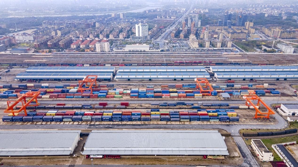 Des conteneurs destinés à être expédiés par des trains de fret Chine-Europe "Yixin'ou"?(Yiwu-Xinjiang-Europe)?sont empilés dans un parc à conteneurs dans la ville de Jinhua de la province du Zhejiang (dans l'est de la Chine). (Hu Xiaofei/Pic.people.com.cn)