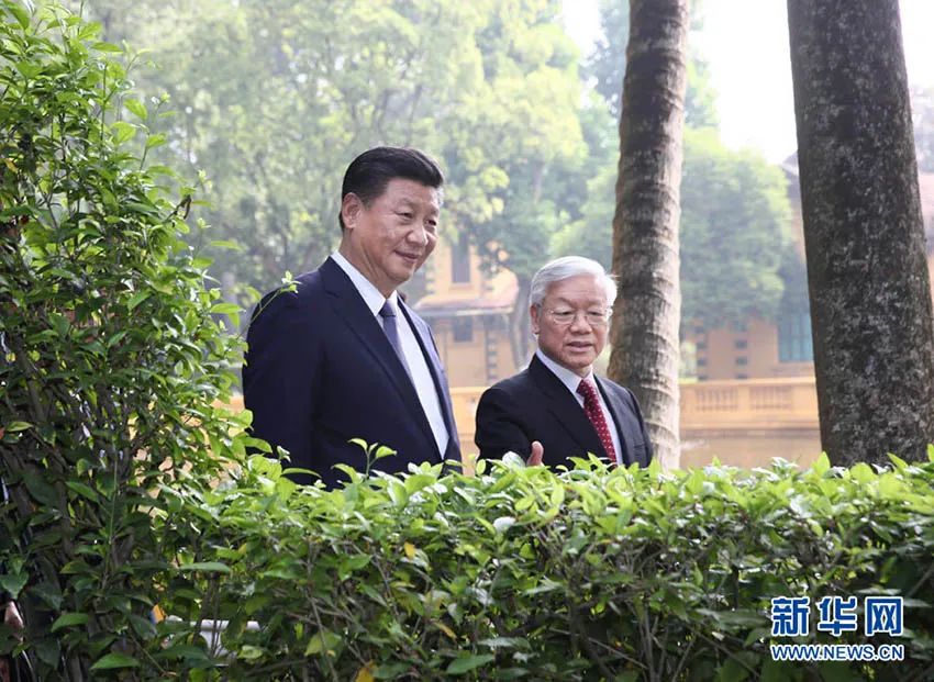 Photo 2 : Le président Xi Jinping (à gauche), également secrétaire général du Comité central du Parti communiste chinois (PCC), s'entretient avec le secrétaire général du Comité central du Parti communiste vietnamien (PCV) Nguyen Phu Trong dans l'ancienne résidence du défunt dirigeant vietnamien Ho Chi Minh à Hano?, capitale du Vietnam, le 13 novembre 2017. (Photo Lan Hongguang)