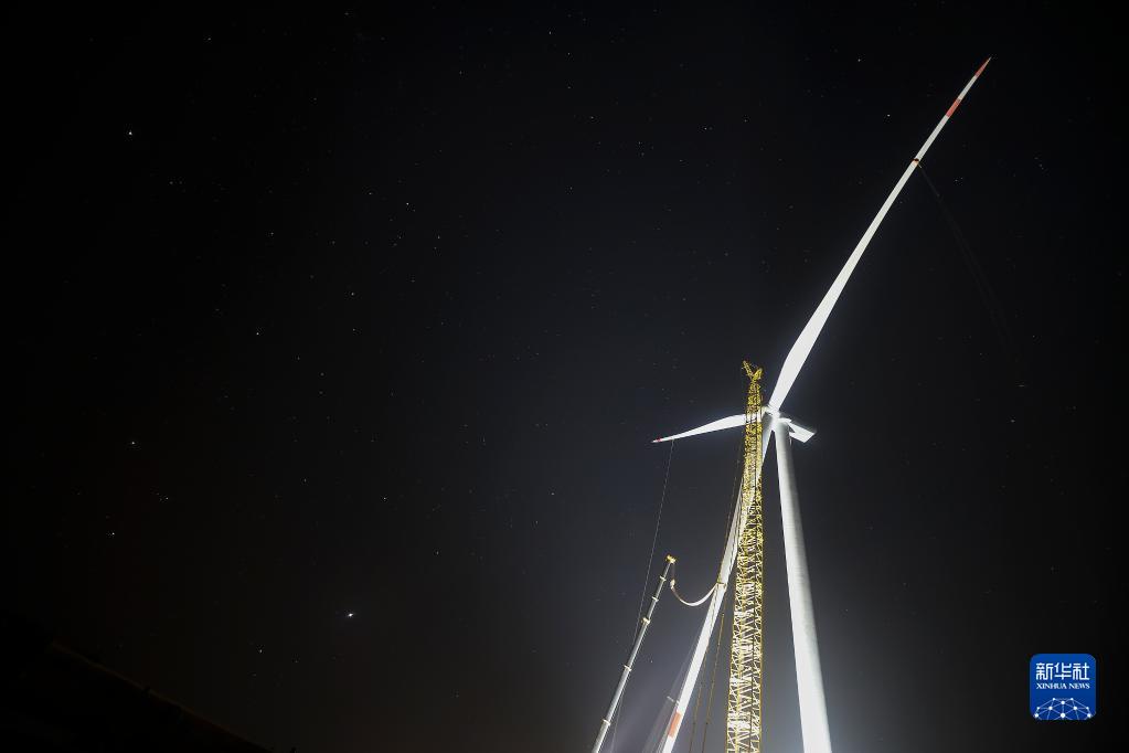 Xinjiang : fin de l'installation de la première éolienne dans la préfecture la plus à l'ouest de la Chine