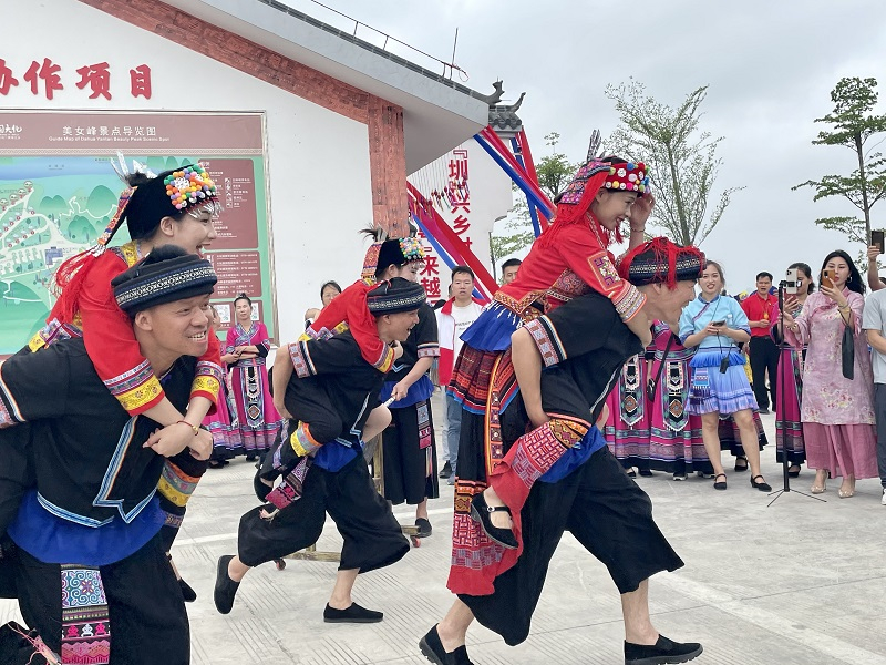 Guangxi : le carnaval du 3 mars s'est déroulé avec succès à Dahua