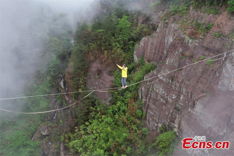 Hunan : un funambule traverse une vallée de 300 mètres de long