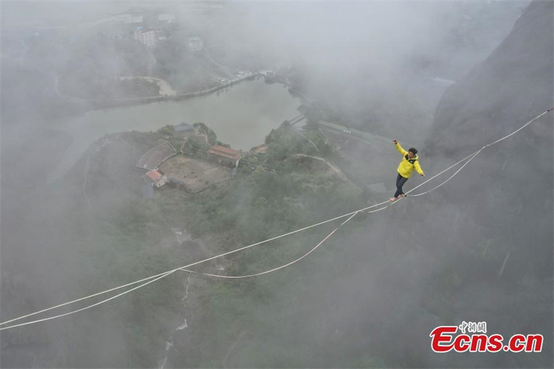 Hunan : un funambule traverse une vallée de 300 mètres de long