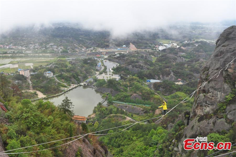 Hunan : un funambule traverse une vallée de 300 mètres de long