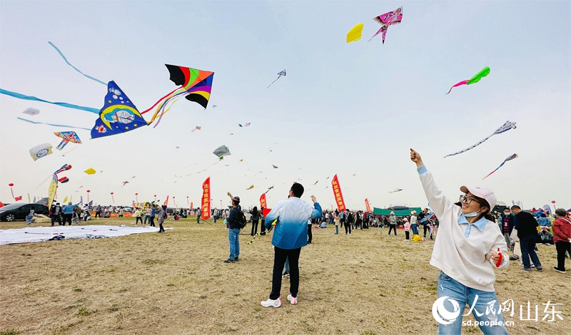 Shandong : ouverture du Festival international du cerf-volant de Weifang