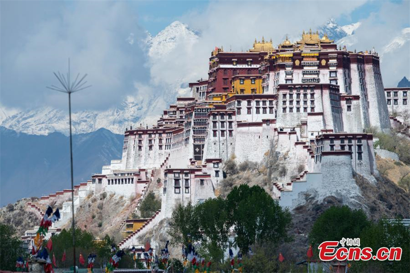 Tibet : le Palais du Potala après la neige à Lhassa