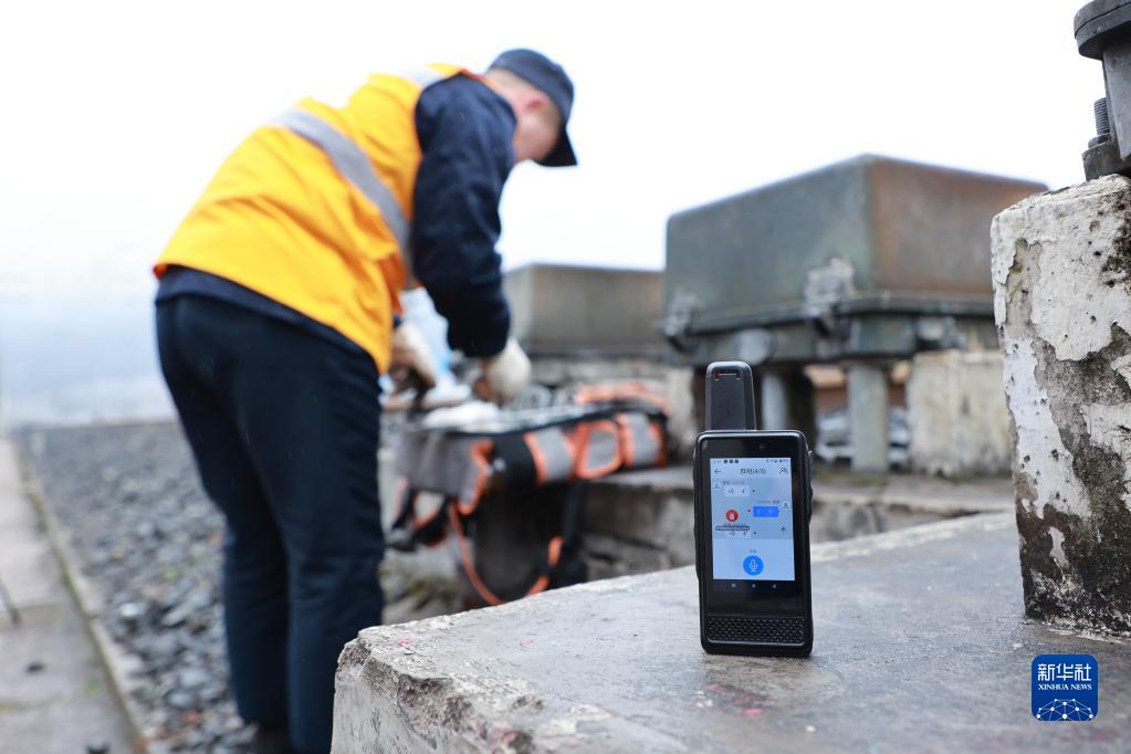 Le 8 février, un membre du personnel de la section électrique de Guiyang travaille avec l'équipement du système BDS qui peut protéger la sécurité des travailleurs, dans la province du Guizhou (sud-ouest de la Chine). (Liu Xu / Xinhua)