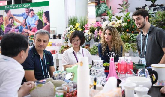 Des visiteurs et des exposants négocient lors de la deuxième phase de la 133e Foire des importations et des exportations de Chine, également connue sous le nom de Foire de Canton, à Guangzhou, dans la province chinoise du Guangdong (sud), le 23 avril 2023. (Deng Hua / Xinhua)