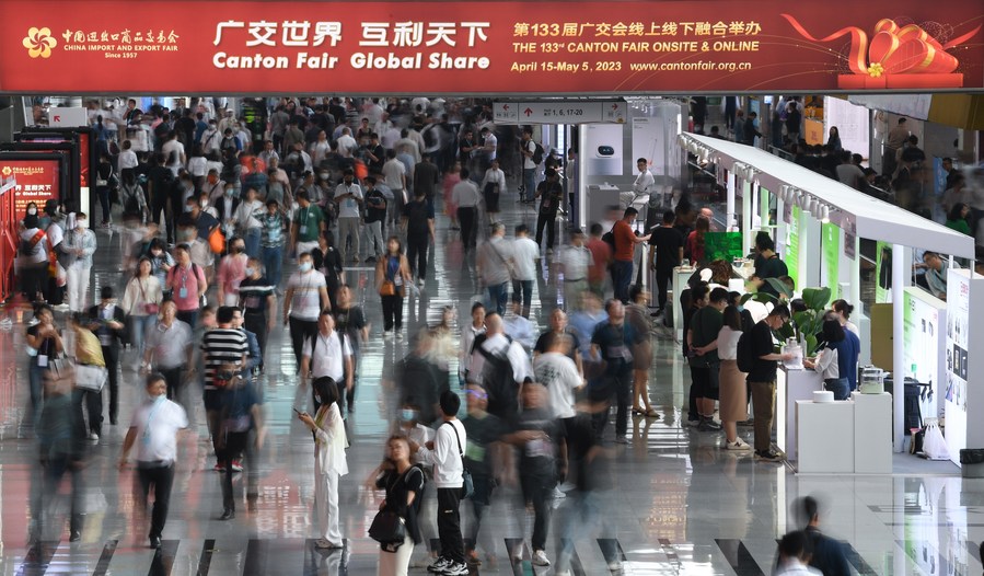 Des gens visitent la 133e session de la Foire de l'importation et de l'exportation de Chine, également connue sous le nom de Foire de Canton, à Guangzhou, capitale de la province du Guangdong (sud de la Chine), le 15 avril 2023. (Deng Hua / Xinhua)