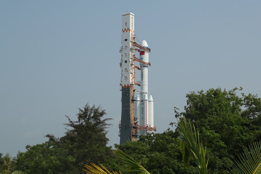 La combinaison du vaisseau cargo Tianzhou-6 et d'une fusée porteuse Longue Marche-7 Y7 est en court de transfert dans la province insulaire de Hainan, le 7 mai 2023. (Photo : Qiu Lijun)