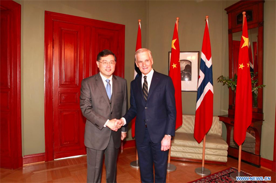 Le Premier ministre norvégien Jonas Gahr Store (à droite) serre la main du conseiller d'Etat et ministre chinois des Affaires étrangères Qin Gang, lors de leur rencontre à Oslo, en Norvège, le 12 mai 2023. (Xinhua/Lin Jing)