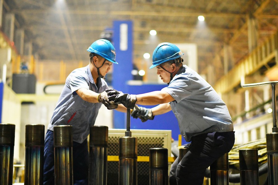 Des ouvriers effectuent des taches de production dans l'entreprise Harbin Turbine Company Limited relevant de la Harbin Electric Corporation, à Harbin, capitale de la province chinoise du Heilongjiang (nord-est), le 10 avril 2023. (Photo : Wang Jianwei)