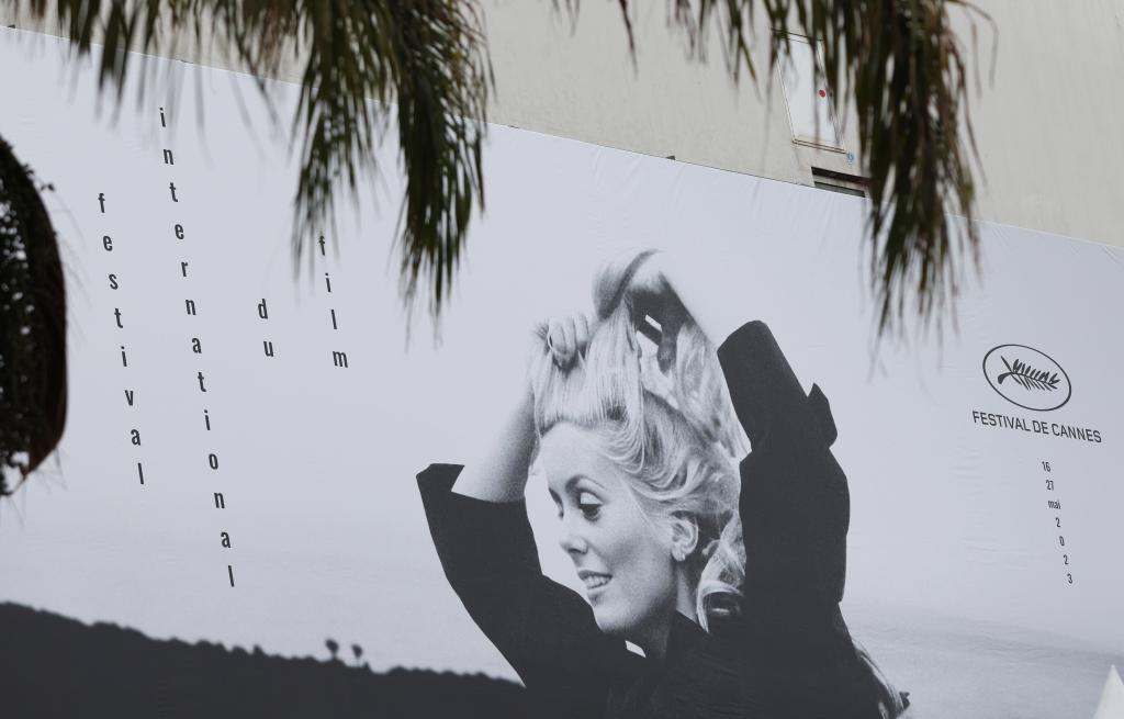 Une grande affiche de la 76e édition du Festival de Cannes est posée sur la fa?ade du Palais des Festivals à Cannes, dans le sud-est de la France, le 15 mai 2023. Cette année, le festival se déroule du 16 au 27 mai. (Xinhua/Gao Jing)