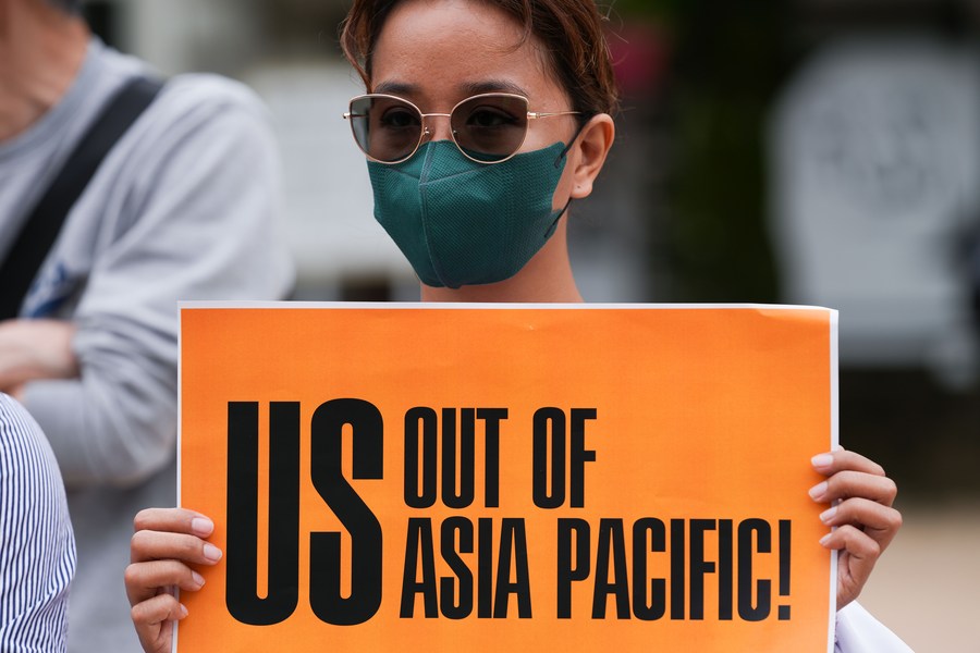 Une personne tient une pancarte au parc du Mémorial Funairi Daiichi lors d'une manifestation contre le sommet du G7 à Hiroshima, au Japon, le 19 mai 2023. (Xinhua/Zhang Xiaoyu)