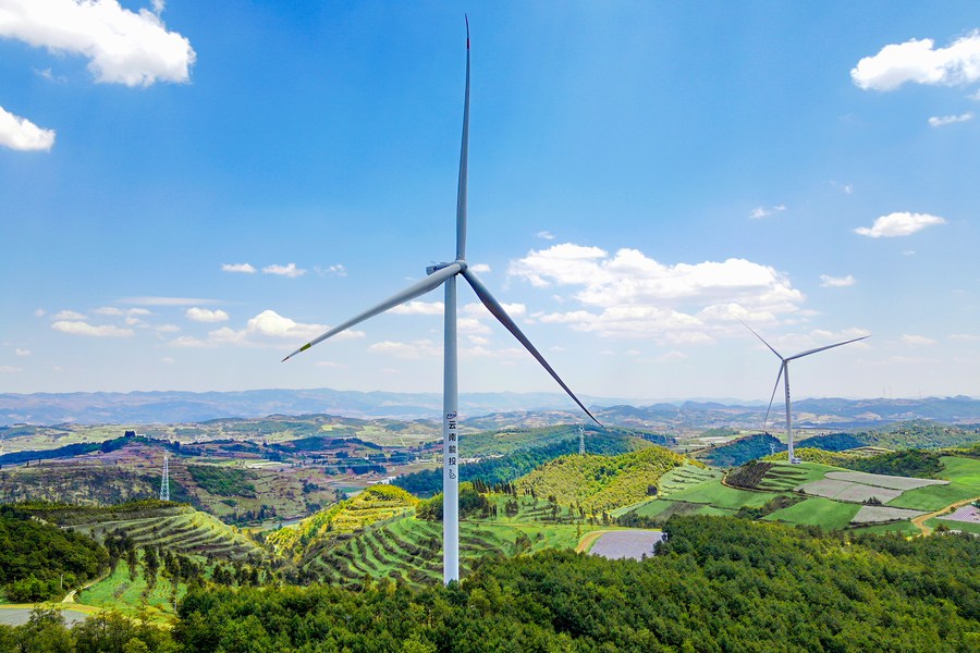 Vue aérienne d'éoliennes de la centrale électrique éolienne de Honghe Yongning dans la préfecture autonome Hani et Yi, dans la province chinoise du Yunnan (sud-ouest), le 16 mai 2023. (Photo fournie par Yunnan Provincial Energy Investment Group)