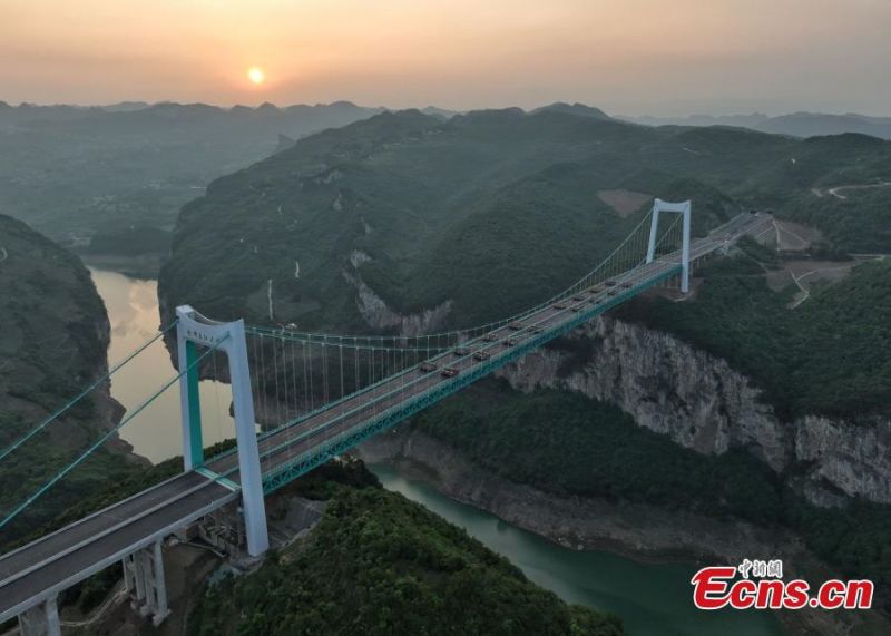 Guizhou : le pont sur la rivière Jinfeng Wujiang effectue un test de charge