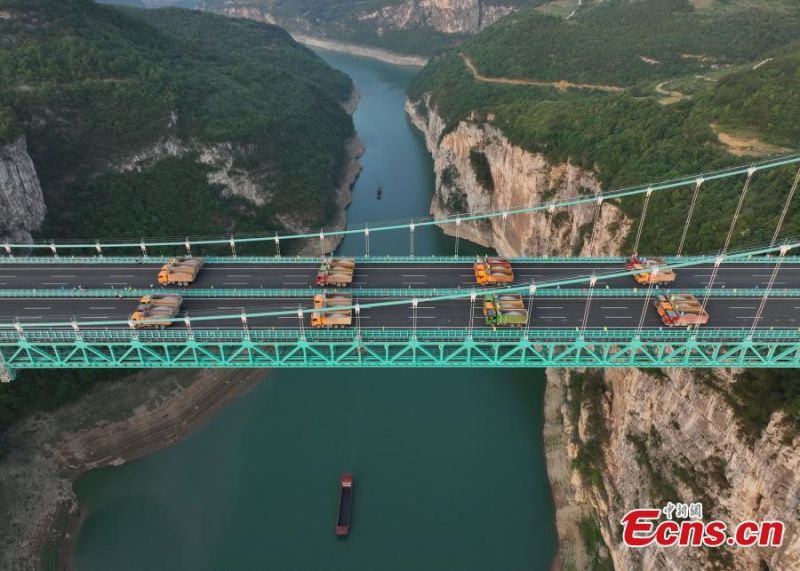 Guizhou : le pont sur la rivière Jinfeng Wujiang effectue un test de charge