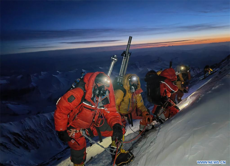 Une expédition chinoise atteint le plus haut sommet du monde pour mener des recherches scientifiques