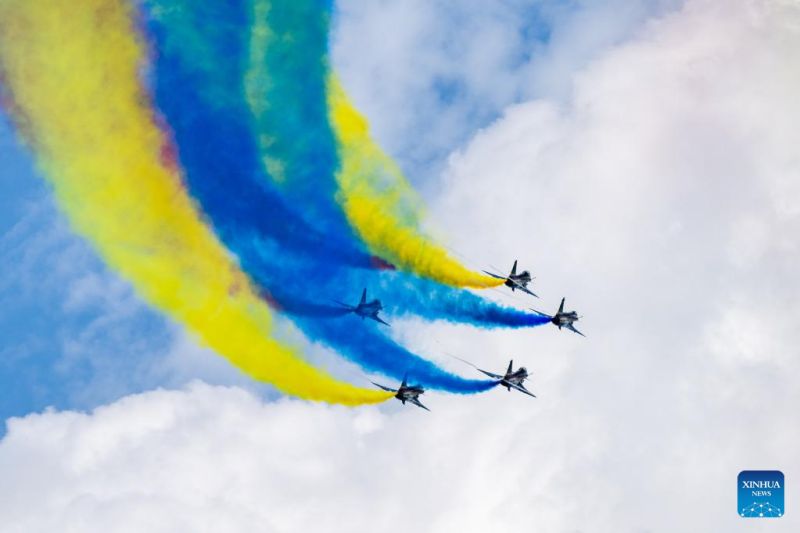 L'équipe de voltige de l'armée de l'air chinoise se produit à la 16e Exposition maritime et aérospatiale internationale de Langkawi, en Malaisie