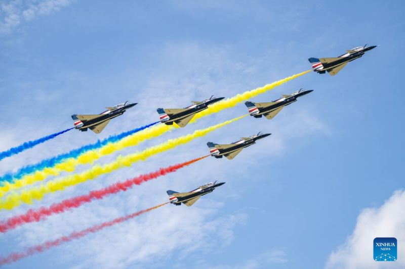 L'équipe de voltige de l'armée de l'air chinoise se produit à la 16e Exposition maritime et aérospatiale internationale de Langkawi, en Malaisie