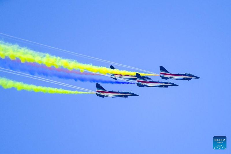 L'équipe de voltige de l'armée de l'air chinoise se produit à la 16e Exposition maritime et aérospatiale internationale de Langkawi, en Malaisie