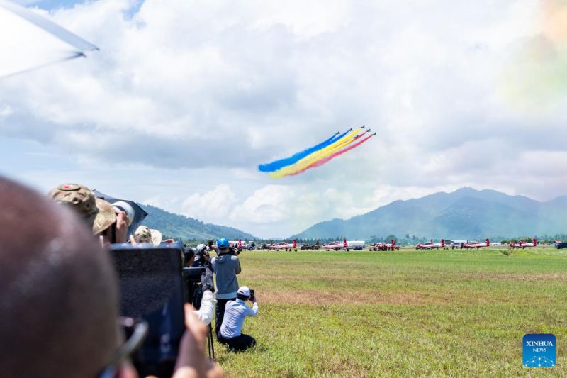 L'équipe de voltige de l'armée de l'air chinoise se produit à la 16e Exposition maritime et aérospatiale internationale de Langkawi, en Malaisie