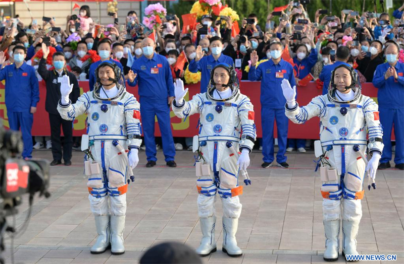 Cérémonie d'au revoir pour les astronautes chinois de la mission Shenzhou-16