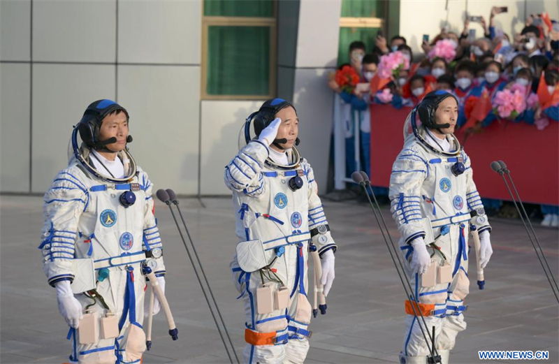 Cérémonie d'au revoir pour les astronautes chinois de la mission Shenzhou-16