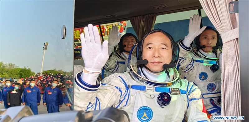 Cérémonie d'au revoir pour les astronautes chinois de la mission Shenzhou-16