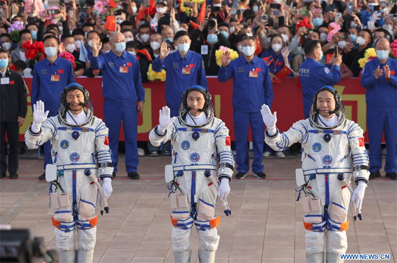 Cérémonie d'au revoir pour les astronautes chinois de la mission Shenzhou-16